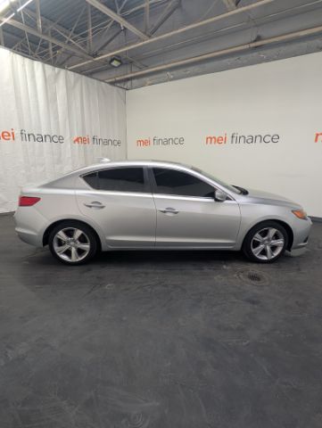 2013 Acura ILX 5-Spd AT w/ Technolo