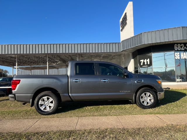 2017 Nissan TITAN SV